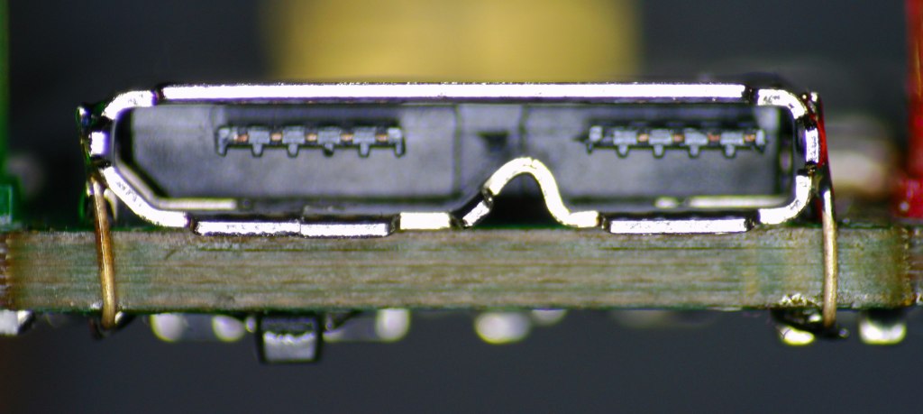 Fijación artesanal del conector a la placa de circuito impreso